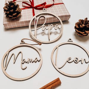 Personalisierter Weihnachtsanhänger aus Holz mit Namen als nachhaltiger Christbaumschmuck