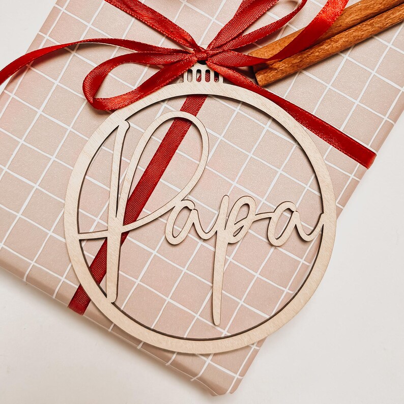 Personalisierter Weihnachtsanhänger aus Holz mit Namen als nachhaltiger Christbaumschmuck