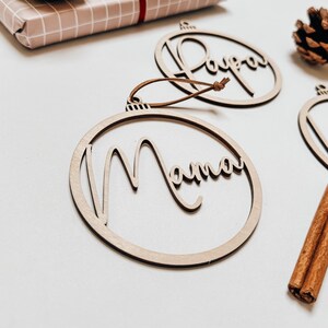 Personalisierter Weihnachtsanhänger aus Holz mit Namen als nachhaltiger Christbaumschmuck
