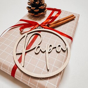 Personalisierter Weihnachtsanhänger aus Holz mit Namen als nachhaltiger Christbaumschmuck