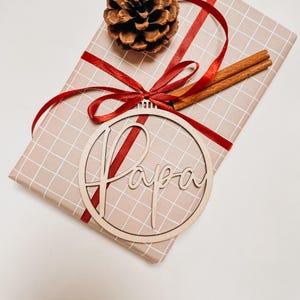Personalisierter Weihnachtsanhänger aus Holz mit Namen als nachhaltiger Christbaumschmuck