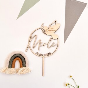 Personalisierter Cake Topper aus Holz mit Taube – für Taufe, Kommunion & Konfirmation: Filigraner Kuchenstecker mit christlichem Taubenmotiv, personalisiert mit Name & Datum. Perfekte Tortendeko für religiöse Feiern, nachhaltig & hochwertig verarbeitet.