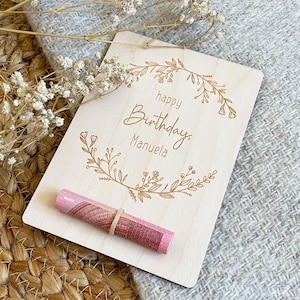 Individuelle Geburtstags-Geldkarte aus Holz – Gravierte "Happy Birthday" Postkarte mit Blumenmotiv und Namen personalisiert - Geldgeschenk