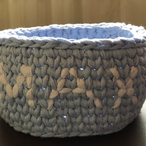 Cesta decorativa en azul claro con nombre, ideal como silo utensil, para la guardería, fiesta de cumpleaños infantil, ganchillo de algodón de alta calidad