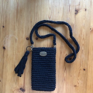 Funda para móvil de crochet elaborada con algodón reciclado de alta calidad en varios colores, con correa de transporte extraíble. Por favor especifique las dimensiones.