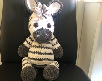 Süßes Zebra, niedliches Kuscheltier mit Sicherheitsaugen aus weicher Chenillewolle gehäkelt mit Sicherheitsaugen und drehbarem Kopf.