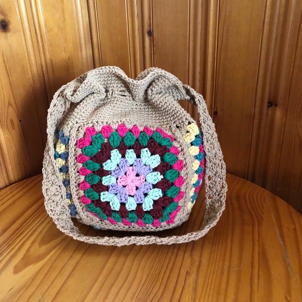 Dekorativer Granny Square Sack, Umhängetasche, gehäkelt, aus Baumwolle mit Magnetverschluss