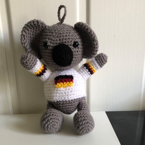 Koala-Bär mit Deutschlandflagge, Maskottchen, gehäkelt aus Wolle, kleines Plüschtier mit Sicherheitsaugen und Schlaufe zum Aufhängen.