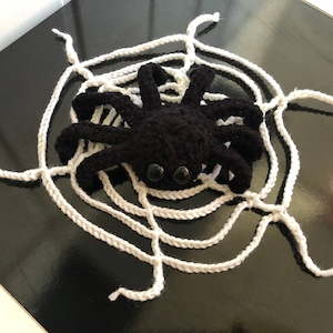Decorazione originale di Halloween: ragnatela con ragno, realizzata all'uncinetto in lana. Ideale come decorazione da tavola per la festa di Halloween