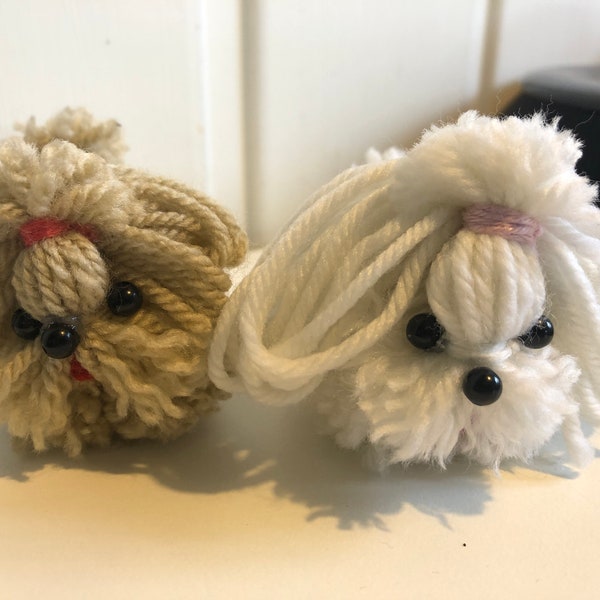 Süßer Schlüsselanhänger in Hundeform, Yorkshire Terrier oder Malteser, hübsches Accessoire, kleines Mitbringsel, in verschiedenen Farben