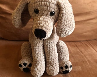 Sitzender Plüschhund in beige, Kopf und Hinterbeine beweglich, aus weicher Chenillewolle gehäkelt, reine Handarbeit, auch in anderen Farben