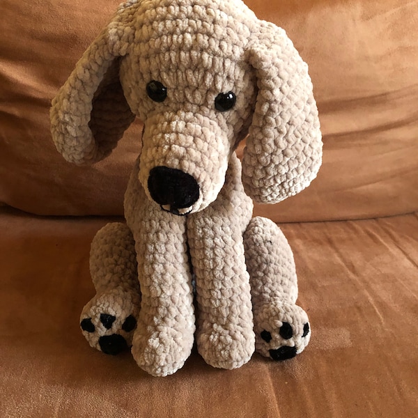 Sitzender Plüschhund in beige, Kopf und Hinterbeine beweglich, aus weicher Chenillewolle gehäkelt, reine Handarbeit, auch in anderen Farben