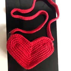 Sehr hübsche Herztasche, gehäkelt aus recycelter Baumwolle, wahlweise mit Metall- oder gehäkeltem Gurt, verschiedene Größen und Farben