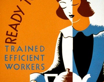 Könnte beinhalten: Ein Vintage-Plakat, das für ausgebildete und effiziente Arbeitskräfte wirbt. Das Plakat zeigt eine Frau in einem Dienstmädchenkostüm, die ein Tablett mit einer Teekanne und einer Tasse hält. Der Text auf dem Plakat lautet "Bereit zu dienen" und "Ausgebildete effiziente Arbeitskräfte".