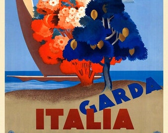 Könnte beinhalten: Ein Vintage-Reiseposter, das für Garda in Italien wirbt. Das Poster zeigt einen blauen Himmel mit einem weißen Flugzeug, das überfliegt, ein Segelboot im Wasser und einen üppigen grünen Baum mit roten und weißen Blüten. Der Text "Garda Italia" ist in blauen und roten Buchstaben geschrieben.