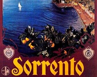 Könnte beinhalten: Vintage-Reiseposter für Sorrent, Italien. Das Poster zeigt eine farbenfrohe Illustration einer Küstenstadt mit einem Segelboot auf dem blauen Wasser, Bergen im Hintergrund und einem Orangenbaum im Vordergrund. Der Text "Sorrento" ist in einer großen, dekorativen Schrift.