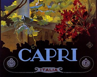 Puede incluir: Póster de viaje vintage que anuncia Capri, Italia. El póster presenta una vista panorámica de la isla con una costa rocosa, colinas verdes exuberantes y un mar azul. El texto "CAPRI ITALIA" se muestra en una pancarta azul en la parte inferior del póster.