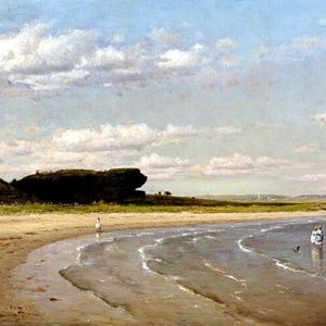 Peut inclure: Une peinture représentant une scène de plage avec des gens qui nagent et se promènent sur le rivage. Le ciel est bleu avec des nuages blancs et l'eau est bleu clair. La plage est sablonneuse et il y a des collines verdoyantes en arrière-plan.