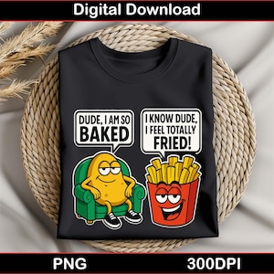 Peut inclure: T-shirt noir avec un graphisme humoristique représentant une pomme de terre de dessin animé dans un fauteuil vert disant "Dude, I am so baked" et un carton de frites disant "I know dude, I feel totally fried!" L'image comprend également le texte "PNG" et "300DPI".