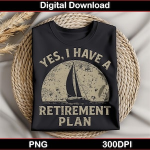 Peut inclure: T-shirt noir avec l'inscription "YES, I HAVE A RETIREMENT PLAN" en police vieillie. Le motif représente un voilier en silhouette sur un fond beige en forme de soleil. Le t-shirt est présenté sur un dessous de plat rond et tressé.