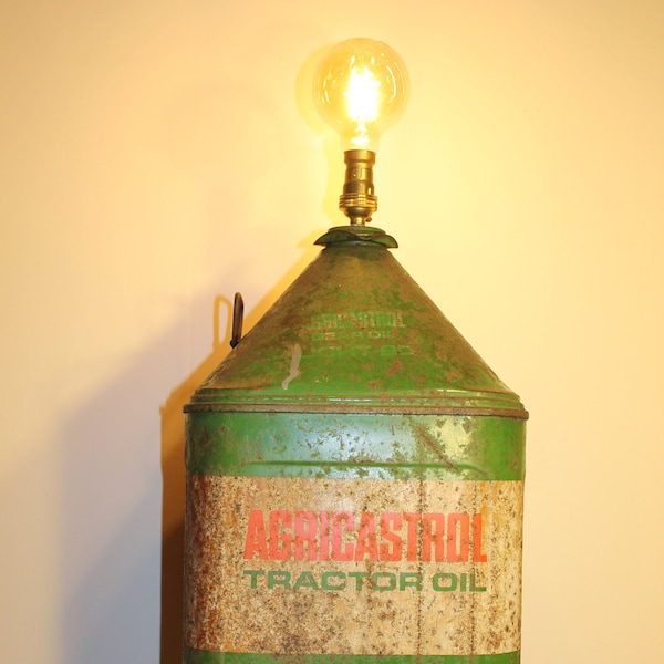 Une lampe de table à huile de tracteur Agricastrol vintage recyclée avec ampoule globe LED