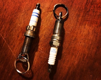 Återvunnet tändstiftsnyckelring