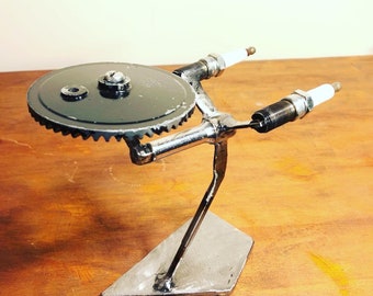 Star Trek Starship Enterprise Rzeźba z recyklingu / Zabawka na biurko / Obciążnik do papieru