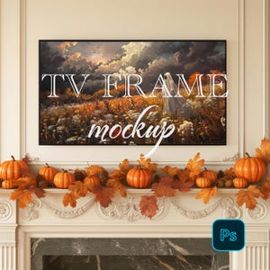 Puede incluir: Maqueta de marco de TV negro con el texto "TV FRAME mockup" en blanco. El televisor muestra una pintura de paisaje con un cielo nublado y colores otoñales. Calabazas, hojas y piñas naranjas decoran la repisa de la chimenea.