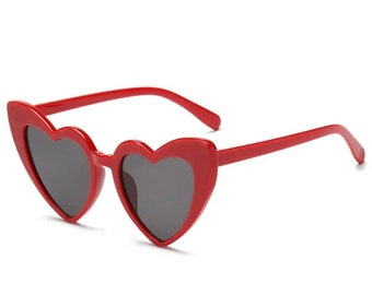 Herzförmige Retro-Sonnenbrille in Pink, Rot und Schwarz - Fashion-Forward Statement Eyewear