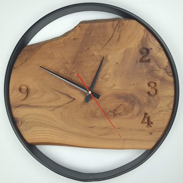 Horloge en bois d'Orme avec cerclage acier