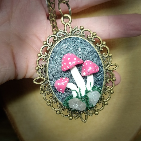 Collier avec pendentif champignons sur médaillon Handmade