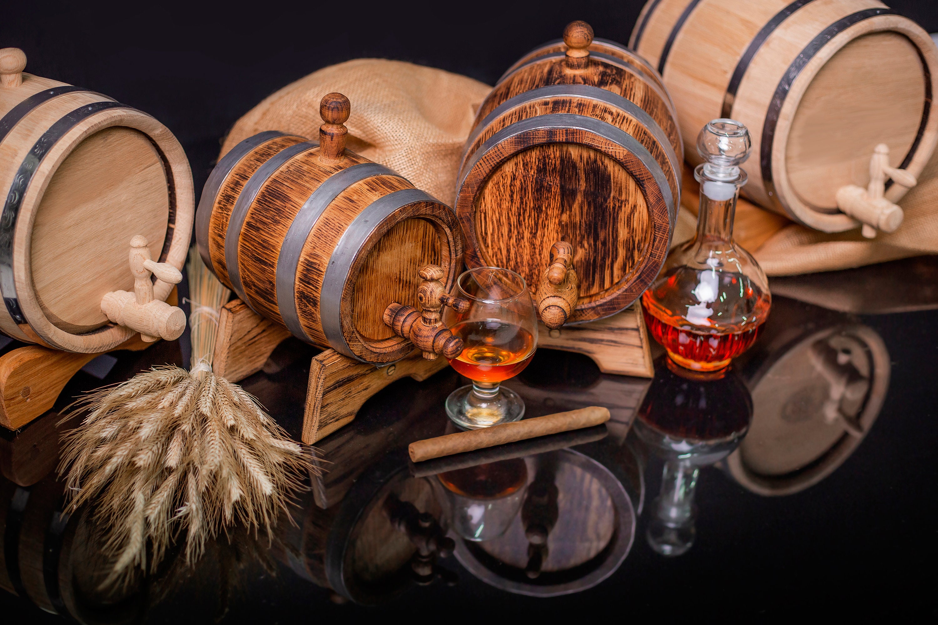 Barril de roble de 5 galones (Serie de destilería - Aros de acero, sin  barnizar) con soporte de madera, boung y espita - Barril de whisky bourbon  de