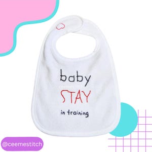 STRAY KIDS ベビービブ • 手刺繍のパーソナライズベビービブ • K-POPベビーアクセサリー - ベビーシャワーギフトアイデア