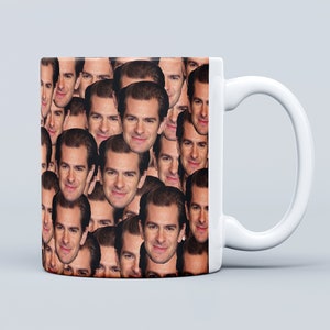 Peut inclure: Une tasse en céramique blanche avec un motif de visage d'homme répété sur toute la tasse.