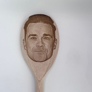 Rosto de Robbie Williams gravado em colher de pau (30cm), aniversário, presente de Natal. Cantora Country