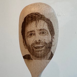 El rostro de David Tennant grabado en una cuchara de madera. Amplia iglesia. Cumpleaños, Regalo de Navidad.