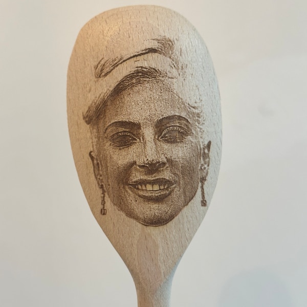 Cara de Lady Gaga grabada en una cuchara de madera (30 cm), regalo de cumpleaños, Navidad, Día de la Madre/Padre. Ha nacido una estrella. Cara de póquer. Mal romance.