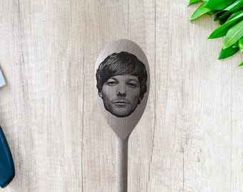 Engraved Louis Tomlinson (One Direction) Wooden Spoon: Novelty Kitchen Gift (Personalisation Available)
