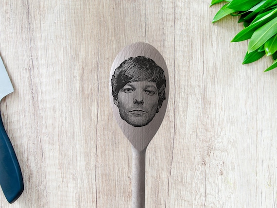 Engraved Louis Tomlinson (One Direction) Wooden Spoon: Novelty Kitchen Gift (Personalisation Available)