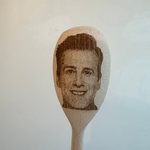 Cara de Anton Du Beke en cuchara de madera (Personalización disponible)