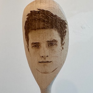 Cara de Josh Hutcherson grabada en una cuchara de madera (30 cm), regalo único. Peeta Mellark en Los juegos del hambre, Journey 2, Five Nights At Freddies
