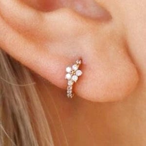 Huggie Hoop Ohrringe•Knorpel Hoop•14k Gold Creolen•Helix Hoop•Knorpelohrring•Blüte•Natürliche Diamant Huggies•Helix Ohrring•Geschenk