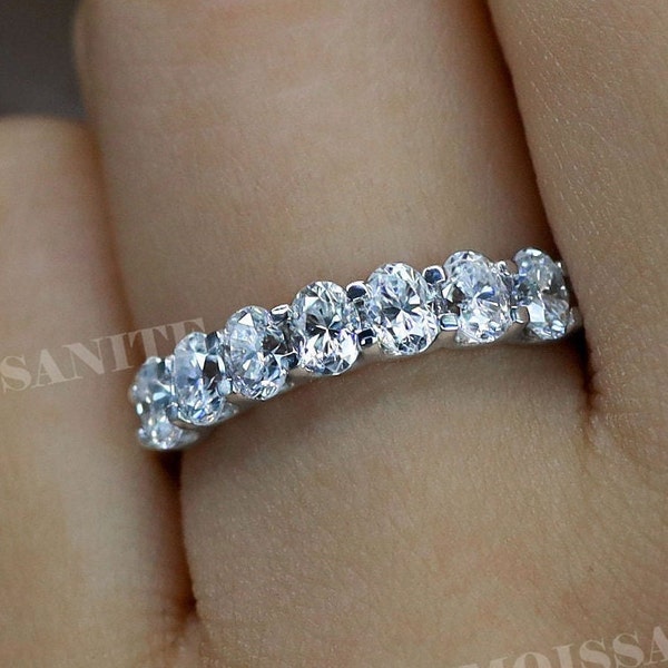 Alianza de boda de media eternidad con moissanita ovalada: anillo apilable de oro blanco de 14 k