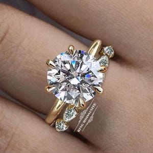 Anello di fidanzamento con diamante creato in laboratorio da 3,7 ct, incastonato in un anello di nozze con diamante solitario rotondo, incastonato in un anello con diamante CVD e alone nascosto in un anello con diamante da laboratorio.