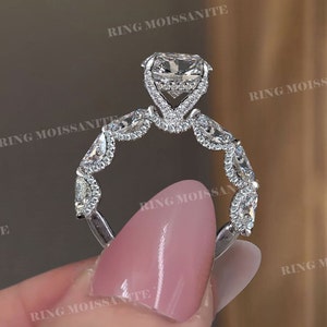 Anillo de compromiso de moissanita ovalada: halo oculto, banda ancha, anillo de bodas de eternidad