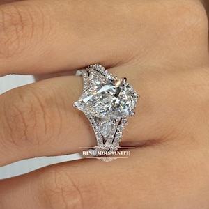 Conjunto de anillo de compromiso con diamante sintético en forma de pera de 4 quilates y conjunto de anillo de boda de oro blanco de 14k con tres piedras y brazo dividido.