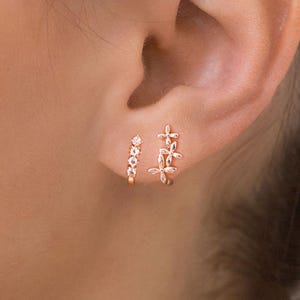 Small hoop earrings•14k solid gold huggie hoop earrings•cartilage earring•flower tiny hoop earrings•cartilage hoop•dainty mini hoop earrings