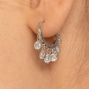 Orecchini a cerchio in oro 14k con ciondolo • Orecchini a cerchio con diamanti • Orecchini pendenti con diamanti naturali • Mini cerchi in oro • Piccoli cerchi in oro • Orecchini a cerchio con ciondolo