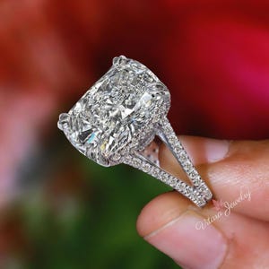 14k gouden kussengeslepen moissaniet verlovingsring met verborgen halo gespleten schacht