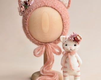 Newborn Cat Set, Dusty Peach Knitted Bonnet, Felted Kitten Toy, Baby Coming Home Outfit, New Mom Gift Basket, Kitty Themed Gift, Photo Props